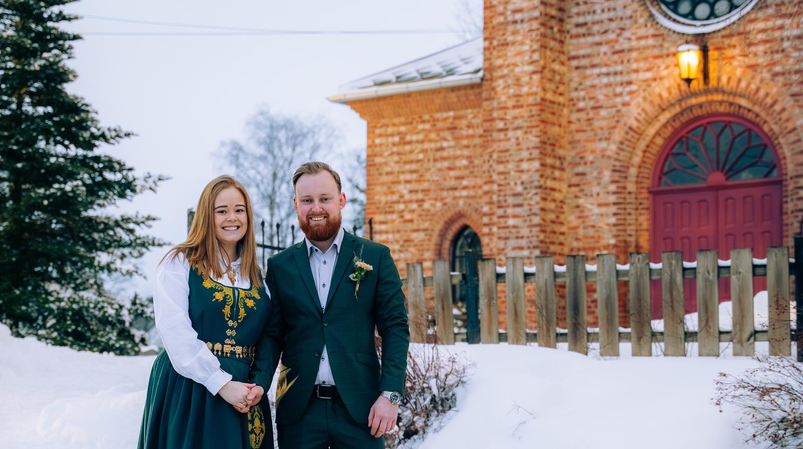 Et par, hun i bunad, han i dress, står utenfor Årnes kirke etter å ha giftet seg. 